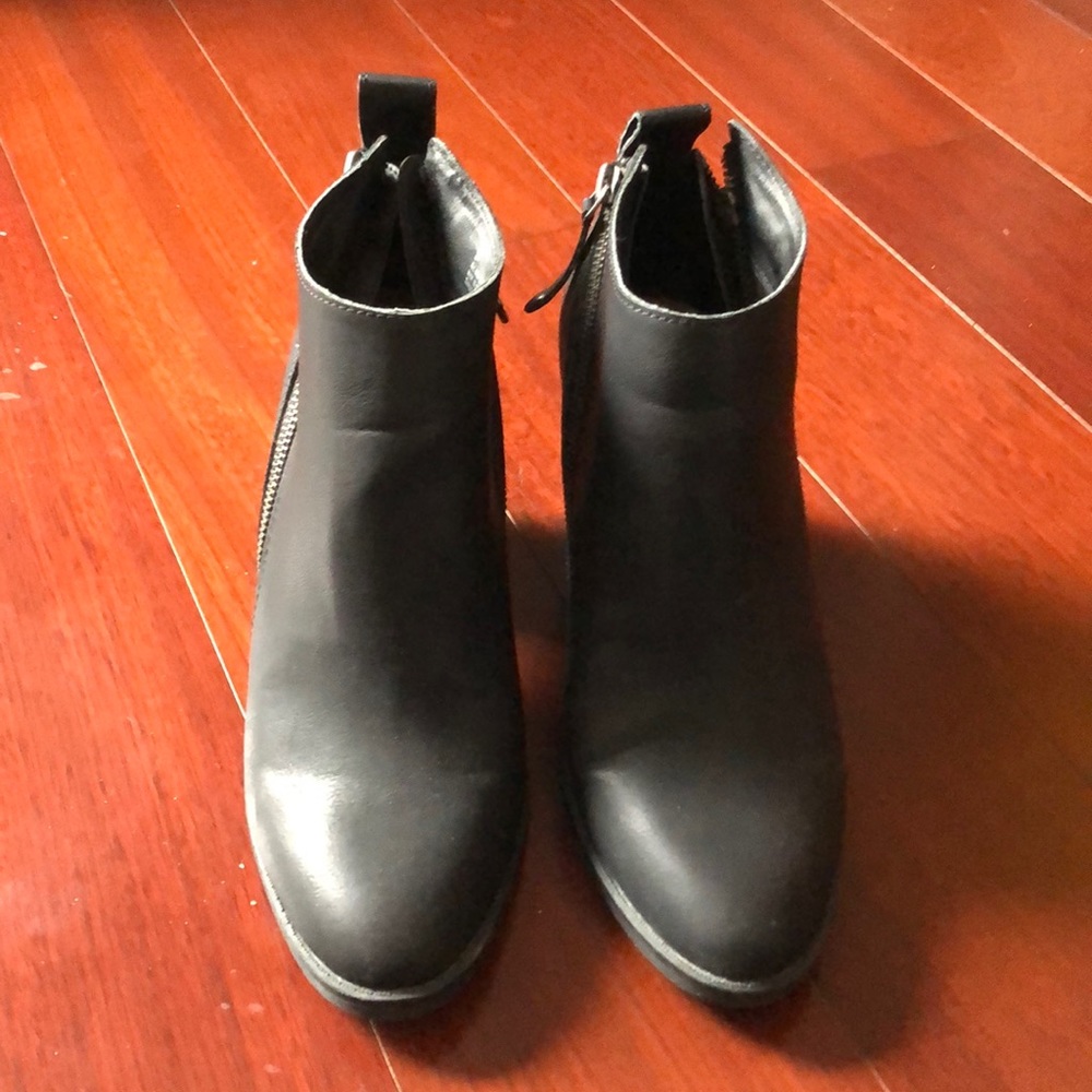 DV Size 9W Black Booties